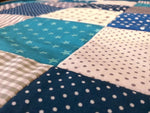 Kuscheldecke Patchwork Punkte Sterne Blau mit Stickerei 13 von Atelier MiaMia