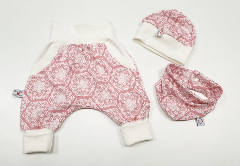 Beanie Set Mütze und Tuch Baby Ornamente Rosa Nr.199 von Atelier MiaMia