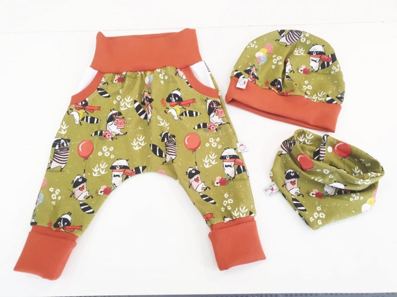 Coole Pumphose oder Babyset kurz und lang Waschbären Grün Rot 49 von Atelier MiaMia