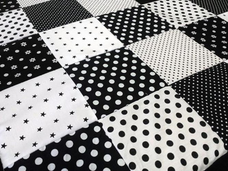 Kuscheldecke Patchwork Punkte Sterne Schwarz Weiß mit Stickerei 8 von Atelier MiaMia