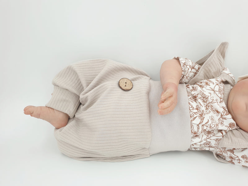 Coole Pumphose oder Babyset mit Knopf Rippe beige von Atelier MiaMia