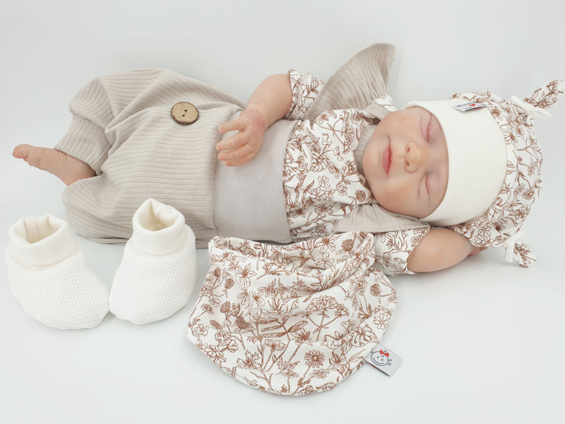 Coole Pumphose oder Babyset mit Knopf Rippe beige von Atelier MiaMia