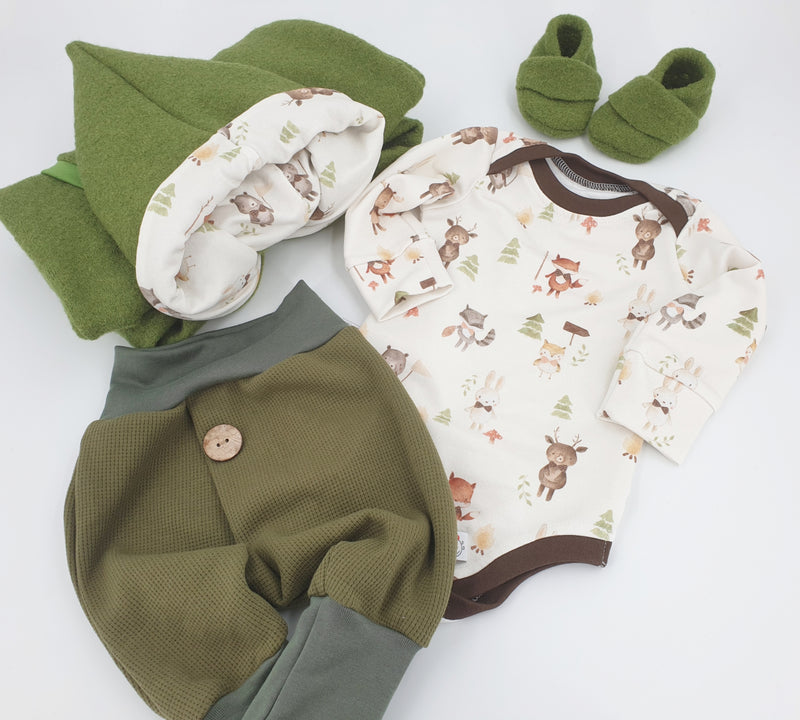Atelier MiaMia Cool bloomers or baby set with button up to size. 140 olives