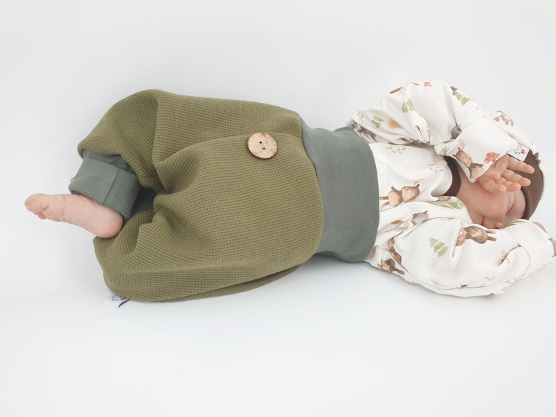Atelier MiaMia Cool bloomers or baby set with button up to size. 140 olives