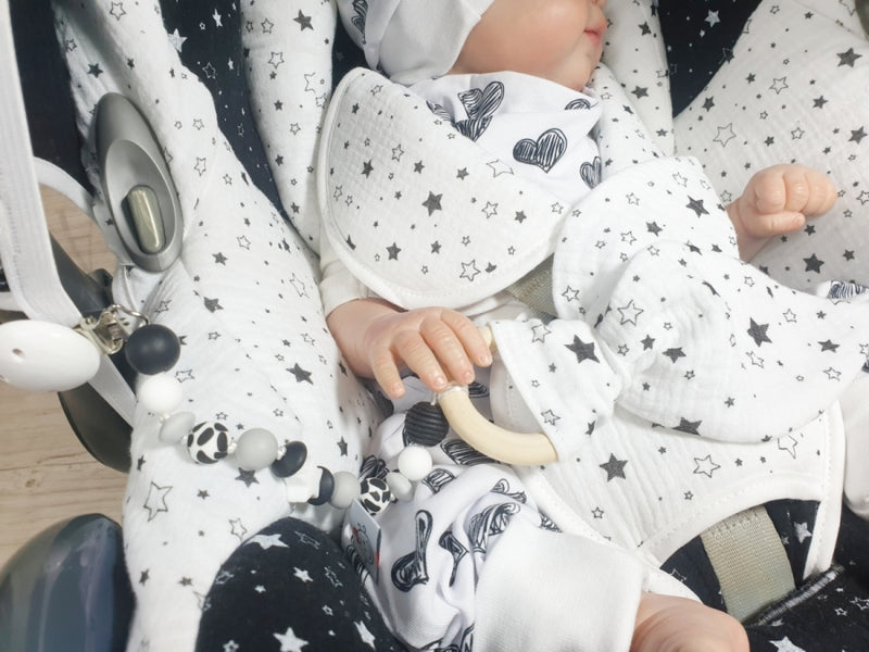 Schnullerkette zum Kinderwagen oder Babyschale-2 weiß schwarz grau von Atelier MiaMia