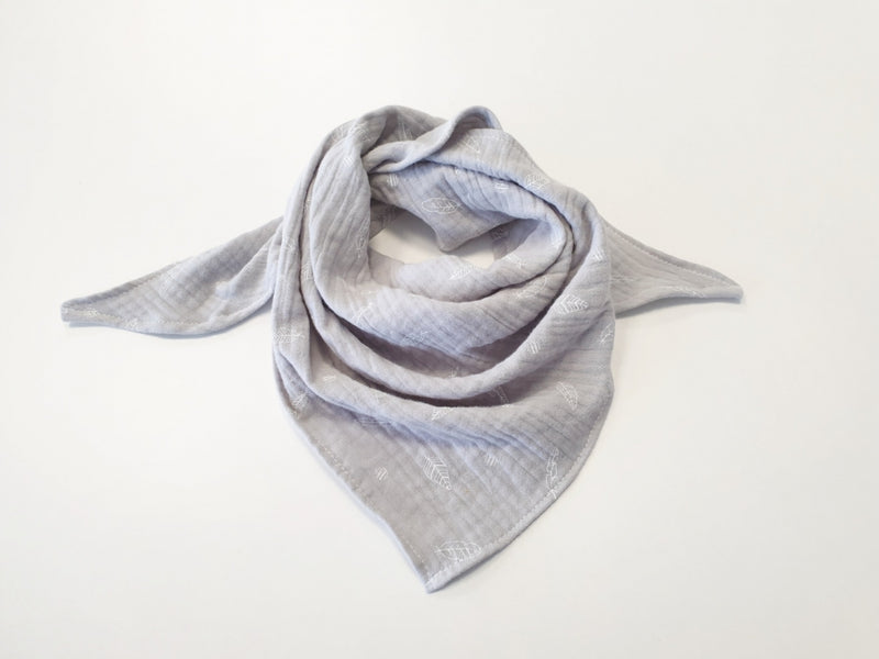 Atelier MiaMia - Muslin triangular scarf gray feathers // 3